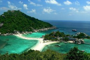 Ban Khlong Haeng的住宿－GO INN Krabi Aonang Beach โกอินน์ กระบี่ อ่าวนาง，海中的一个绿松石海水岛