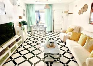 sala de estar con suelo a cuadros en blanco y negro en Fuengirola Casa Centro Mar y Sol, en Fuengirola