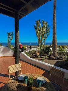 Playa del AguilaにあるAmazing Apartment Altamar 2の海を望むパティオ(テーブル、椅子付)