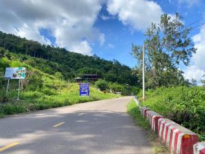 droga z znakiem na boku drogi w obiekcie Gia Bắc Homestay w mieście Di Linh