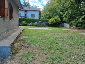 a yard of a house with a grass yard at Villetta con ampio giardino in Montepiano