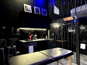 uma cozinha com um lavatório e um balcão com um banco em Love Room - Dayan 1 em Villeurbanne