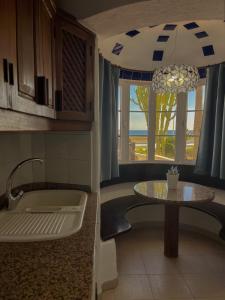 a kitchen with a table and a tub and a window at Amazing Apartment Altamar 2 in Playa del Aguila