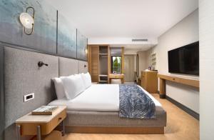 een hotelkamer met een bed en een flatscreen-tv bij Bentley Hotel Old City-Special Class in Istanbul