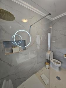uma casa de banho com um WC e um espelho. em Studio no centro do Funchal no Funchal