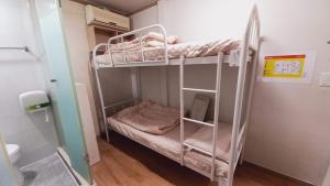 ソウルにあるHaechi Stay GuestHouse - For foreigners onlyの二段ベッド2組が備わる客室です。