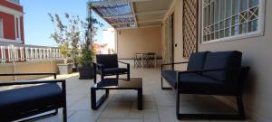 - Balcón con sillas y mesa en un edificio en Just Here apartments - La terrazza, en Bari