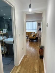 pasillo que conduce a una sala de estar con sofá en Stoke Newington Deluxe Flat, en Londres