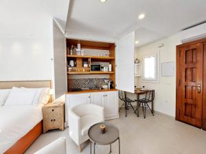 Cet appartement comprend une chambre avec un lit et une table ainsi qu'une cuisine. dans l'établissement Casita de la Suerte, à Medina-Sidonia