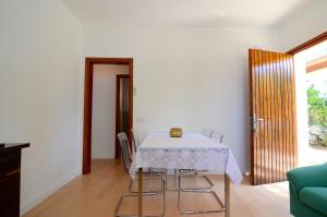 uma sala de jantar com uma mesa branca e cadeiras em Apartamento FRITZ em L'Estartit