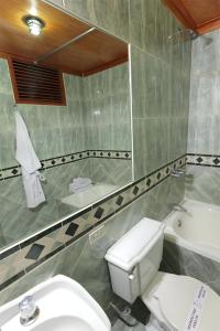 Koupelna v ubytování Hotel El Puma