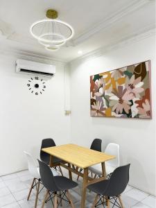 a dining room with a wooden table and chairs at LILY HOMESTAY PUTATAN in Kota Kinabalu