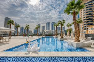 Bazén v ubytování Intricate 2BR at Sparkle Tower 2 Dubai Marina by Deluxe Holiday Homes nebo v jeho okolí
