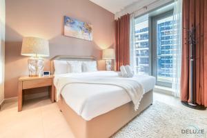 Postel nebo postele na pokoji v ubytování Intricate 2BR at Sparkle Tower 2 Dubai Marina by Deluxe Holiday Homes