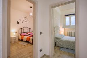 Schlafzimmer mit einem Bett und einem Fenster in der Unterkunft HOUSE 46 in Florenz