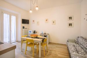 eine Küche und ein Esszimmer mit einem Tisch und Stühlen in der Unterkunft HOUSE 46 in Florenz