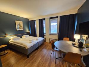 une chambre d'hôtel avec un lit et une table dans l'établissement LA Hotel, à Lidingö