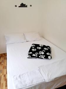 麥德林的住宿－Apartamento Buenos aires，床上有黑白枕头