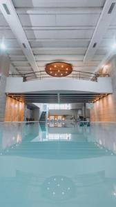a swimming pool in a building with a swimming pool at Hotel Spa Republica in Mar del Plata