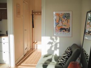 un soggiorno con divano e un corridoio di Beautiful design studio in the heart of Kallio a Helsinki