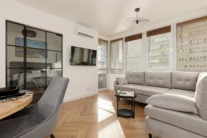 a living room with a couch and a tv at Warsaw City Life Apartment Bagno by Renters in Warsaw