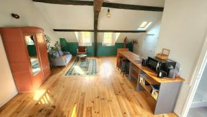 a large living room with a wooden floor at Les studios du 4 Canal - 2 grands studios indépendants proche du Loing et du centre historique de Nemours in Saint-Pierre-lès-Nemours