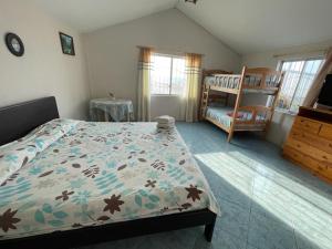 ein Schlafzimmer mit einem Bett und einem Kinderbett in der Unterkunft Hostal Cabañas Vistamar in Crucita