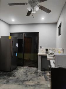 Η κουζίνα ή μικρή κουζίνα στο Kame house.