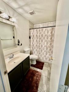 ein Bad mit einem Waschbecken und einem WC in der Unterkunft Cozy Private room with Shared bathroom Inside a house in Phoenix