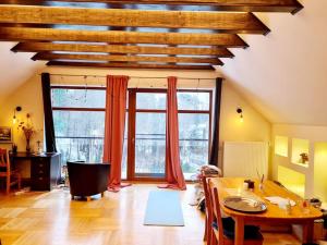 - un salon avec une table et une grande fenêtre dans l'établissement Jeruzale Park view, à Vilnius