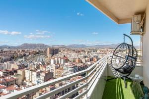 balkon z widokiem na miasto w obiekcie Sky Suites Alicante w Alicante
