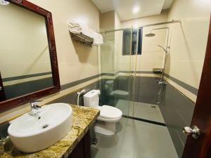 y baño con lavabo, aseo y ducha. en Jen Hotel en Tuy Hoa