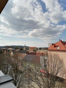 - une vue sur une ville avec des bâtiments et des arbres dans l'établissement Shine Apartman, à Szentgotthárd