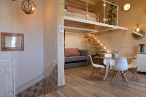 Habitación con mesa, sillas y sofá en Harbour View Lofts, en Senglea