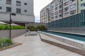 a swimming pool in the middle of a building at Predio completo com piscina perto de estacao de metro no centro de SP - Setin Downtown Praca da Se in Sao Paulo