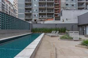 a swimming pool on the side of a building at Predio completo com piscina perto de estacao de metro no centro de SP - Setin Downtown Praca da Se in Sao Paulo