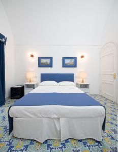 1 cama grande en un dormitorio con 2 mesas y 2 lámparas en Marlin Guest House, en Capri