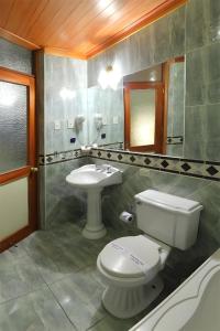 Koupelna v ubytování Hotel El Puma