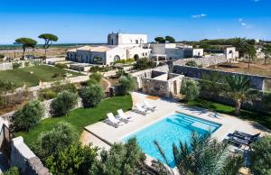 een luchtzicht op een villa met een zwembad bij Masseria Specchia in Lecce