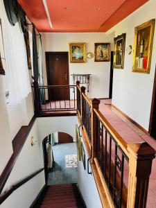 - une vue sur un escalier dans une maison dans l'établissement Penzion Villa Ancora, à Šumperk
