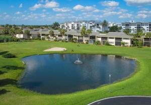 Ein Blick auf den Pool von der Unterkunft GV 5624 Golf Course View Condo-Welcome to Paradise oder aus der Nähe