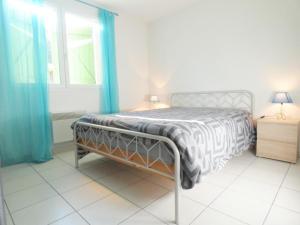 um quarto com uma cama e uma janela em Deze bis em Herm
