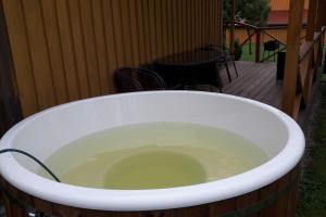 una bañera llena de agua junto a un patio en Namelis sodyboje Lazduona, 