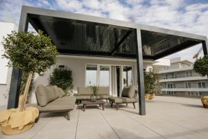 un patio abierto con 2 sillas y una mesa en Lake View Apartment, en Pantelimon