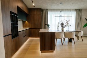 cocina con mesa y sillas y comedor en Lake View Apartment, en Pantelimon