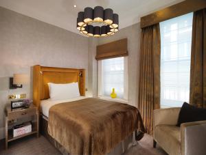 Postel nebo postele na pokoji v ubytování Flemings Mayfair - Small Luxury Hotel of the World