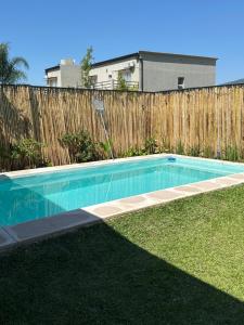 - une piscine dans une cour à côté d'une clôture dans l'établissement Casa Azul en Barrio Privado, à San Pablo