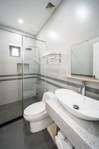 La salle de bains est pourvue de toilettes, d'un lavabo et d'une douche. dans l'établissement UYÊN GIA HOTEL-PHÚ QUỐC, à Duong Dong