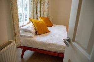 Una cama o camas en una habitación de Pass the Keys Cosy Bungalow in Sheffield