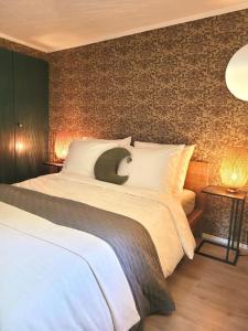 um quarto com uma cama grande e um quarto crescente em Natuurhuisje De Zwaluw em Putten